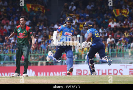 Juli 26, 2019, Colombo, Western Province, Sri Lanka: Sri Lankan cricketer Kusal Perera (R) und Dimuth Karunaratne (L) zwischen den Wickets ausführen, während der erste Tag International Cricket Match zwischen Sri Lanka und Bangladesch auf der R. Premadasa Stadium in Colombo am 26. Juli 2019. Credit: Pradeep Dambarage/ZUMA Draht/Alamy leben Nachrichten Stockfoto