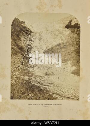 Obere Ice-Fall der Ober Grindelwald Gletscher, Ernest H. Edwards (British, 1837 - 1903), Kanton Bern, Schweiz, 1865, Eiweiß silber Drucken, 17×13,7 cm (6 11/16 x 5 3/8 Zoll Stockfoto