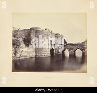 Bhurtpore, das wichtigste Tor der Festung, Samuel Bourne (Englisch, 1834-1912), Bharatpur, Rajasthan, Indien, 1865-1866, Eiweiß Silber drucken, 23,3 × 29,3 cm (9 3/16 x 11 9/16 Zoll Stockfoto