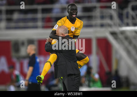 Awer Mabil von Australien feiert mit Head Coach Graham Arnold, nachdem er ein Ziel gegen Syrien in der AFC Asian Cup Gruppe B Spiel in Al Ain, Un Stockfoto