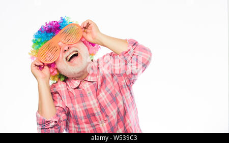 Man älteren bärtigen fröhliche Person tragen bunte Perücke und Sonnenbrille. Spaß haben. Lustige Lebensstil. Spaß und Unterhaltung. Comic Großvater Konzept. Netter Witz. Opa immer Spaß. Ältere Clown. Stockfoto