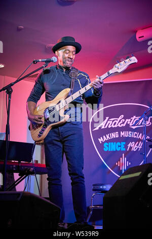 Marcus Miller erscheint die Förderung seiner eigenen Strecke der Sire Bässe am Hafen Hotel Guildford in Partnerschaft mit andertons Musik. Bekannt als die Ziege (Größte aller Zeiten), Marcus e-bass zunächst als Session-musiker in einer Jazz-Funk Stil dann mit Miles Davis von 2002 gespielt und arbeiteten auf Alben 'Tutu', 'Amandla' und 'schlapp'. Er schrieb auch für Luther Vandross, Dave Sanborn, Donald Fagen. Zwei fache Grammy Award Gewinner, im Jahre 2013 war er UNESCO-Künstler für den Frieden ernannt. Er ist auch der Produzent, Arrangeur und Komponist. Die bemerkenswertesten seiner eigenen Alben sind "Die Sonne Lügen nicht' und 'Geschichten'. Stockfoto