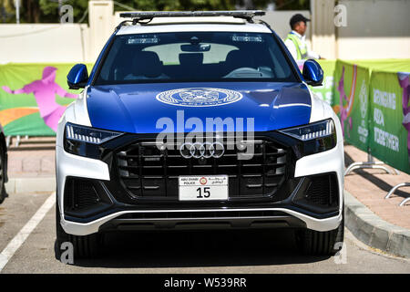 Ein Polizei Auto von Audi Patrouillen vor der AFC Asian Cup Gruppe C Match zwischen China und Kirgisien in der Nähe der Sheikh Khalifa International Stadium in Ab Stockfoto