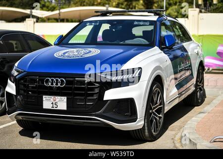 Ein Polizei Auto von Audi Patrouillen vor der AFC Asian Cup Gruppe C Match zwischen China und Kirgisien in der Nähe der Sheikh Khalifa International Stadium in Ab Stockfoto