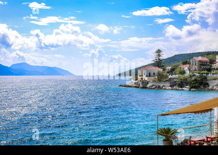 Schöne Küstenlandschaft von Fiskardo Bay. Fiskardo ist ein malerisches Fischerdorf an der nördlichsten Spitze der Insel Kefalonia, Griechenland Stockfoto