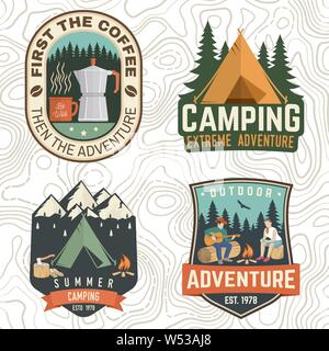 Der Sommer Camp Patches. Vektor. Konzept für T-Shirt, Druck, Stempel, Bekleidung oder T-Stück. Vintage Design mit Kaffeemaschine, campin Zelt, ax, Berg, Lagerfeuer und Wald Silhouette Stock Vektor