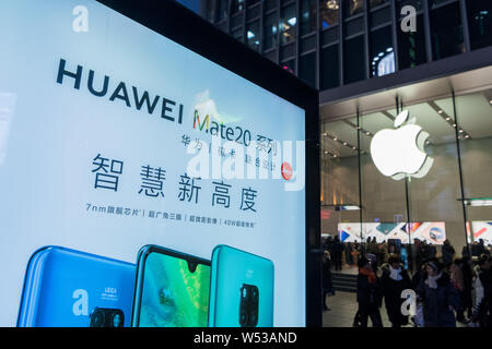 ---- Blick auf ein Schild von Huawei Mate Serie 20 außerhalb eines Apple Stores in Shanghai, China, 29. Dezember 2018. Huawei Technologies, dem weltweit l Stockfoto