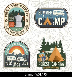 Satz von Camping und Caravaning club Abzeichen. Vektor. Konzept für Hemd oder Logo, Print, Stempel, Patch oder T-Stück. Vintage Typografie Design mit camp Trailer, Kaffeemaschine, Wald und Berg Silhouette. Stock Vektor