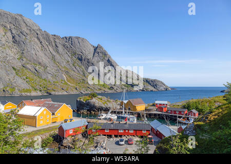 Fischerdorf Nusfjord Hafen, auf der Insel Flakstadøya, in der Inselgruppe Lofoten, nördlich des Polarkreises, Nordland, Norwegen. Stockfoto