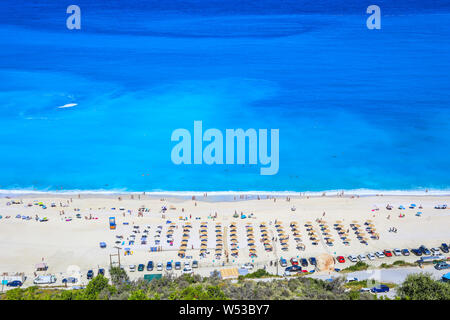 Ein Blick von Oben auf den berühmten Strand von Myrtos auf Kefalonia, einem der idyllischsten Strände der griechischen Inseln. Stockfoto