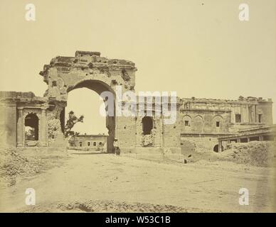 Gateways, die in das Residency, allgemein die Rechtsinhaber Guard Gate, gehalten von Lieutenant-Colonel R.H.M. Aitken, der 13 Bengal Native Infanterie, Felice Beato (Englisch, geboren in Italien, 1832 - 1909), Lucknow, Uttar Pradesh, Indien, 1858, Eiweiß Silber drucken, 23,3 x 30,2 cm (9 1/4 x 11 7/8 in Stockfoto