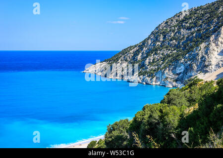 Ein Blick von Oben auf die berühmte Bucht von Myrtos auf Kefalonia, einem der idyllischsten Strände der griechischen Inseln. Stockfoto