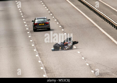 Lancaster, Lancashire. UK Wetter. 26. Juli, 2019. In trockenen Bedingungen eine rasende Motorradfahrer auf der M6 überlebt einen dramatischen Absturz nach verlieren die Kontrolle über seine Maschine. Kredit; MediaWorldImages/AlamyLiveNews Stockfoto