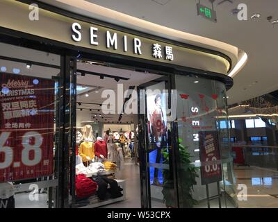 ---- Blick auf eine Semir store in Suzhou, China Jiangsu Provinz, am 5. Januar 2019. Chinesische textilhändler Semi Kleidungsstück plant die Einrichtung einer gemeinsamen v einstellen Stockfoto