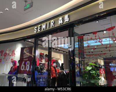 ---- Blick auf eine Semir store in Suzhou, China Jiangsu Provinz, am 5. Januar 2019. Chinesische textilhändler Semi Kleidungsstück plant die Einrichtung einer gemeinsamen v einstellen Stockfoto