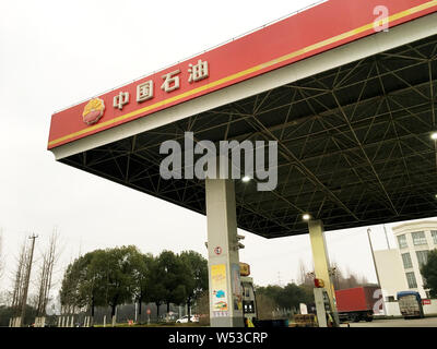---- Blick auf eine Tankstelle der CNPC (China National Petroleum Corporation), Muttergesellschaft von PetroChina, in Kunshan City, East China Jiangsu prov Stockfoto