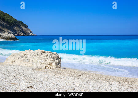 Berühmten Strand Myrtos auf der Insel Kefalonia, einem der schönsten Strände in Griechenland. Stockfoto