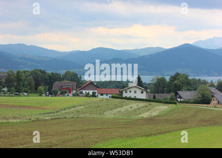 Typisch deutsche Landschaft, Häuser, Felder und den See. Bayern im Sommer. Stockfoto