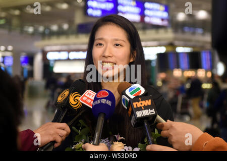 Hong Kong Fechter Vivian Kong Mann Wai erhält ein Interview nach dem Internationalen Flughafen Hong Kong in Hong Kong, China ankommen, 16. Januar 2019. Stockfoto