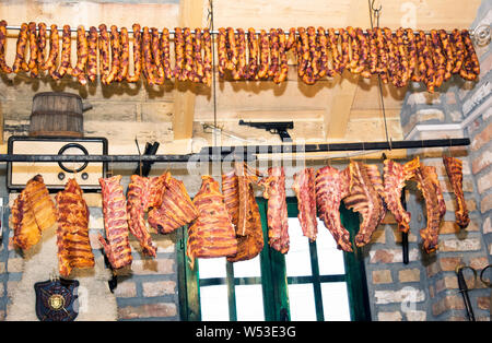 Geräuchertes Fleisch hing im Trockner Stockfoto