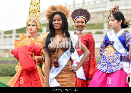 Kandidaten in traditionellen Kostümen gekleidet werden, nehmen an einem Outdoor Photo Session für die 53Th Verpassen alle Nationsl Pageant in Nanjing City, East China Stockfoto