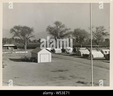 Anzeigen von Kern migrant Camp, Gemeindezentrum auf der linken Seite. Kalifornien, Dorothea Lange (American, 1895 - 1965), November 1936, Silbergelatineabzug, 18,5 × 23,9 cm (7 5/16 x 9 7/16 Stockfoto