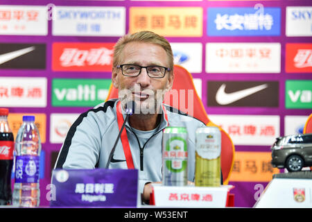 Head Coach Jia Xiuquan der nationalen chinesischen Women's Football Team besucht eine Pressekonferenz für die CFA-Team China's International Frauen Fußball-Tour Stockfoto