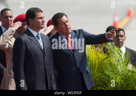 Venezuelas Präsident Hugo Chavez spricht mit der ecuadorianische Präsident Rafael Correa in Caracas, Venezuela, 20. Dezember 2006 Stockfoto