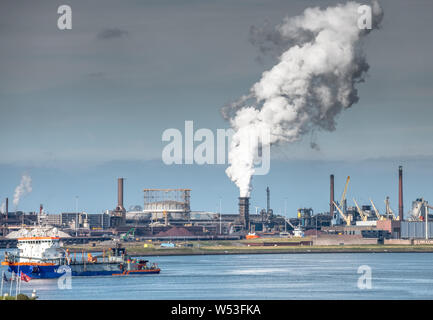 Von Tata Steel IJmuiden arbeitet, ist an der Nordseeküste der Niederlande Stockfoto