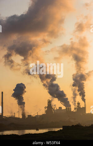 Von Tata Steel IJmuiden arbeitet, ist an der Nordseeküste der Niederlande Stockfoto