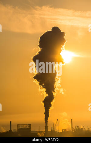 Von Tata Steel IJmuiden arbeitet, ist an der Nordseeküste der Niederlande Stockfoto