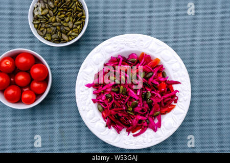 Gesunde vegetarische Rotkohl Salat mit Pumkin Saatgut und Gemüse Stockfoto