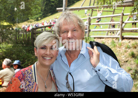 Bad Kleinkichheim, Österreich. 26. Juli, 2019. Geraldine Olivier und Bernhard Brink auf der Sitzung der Künstler am Rande der Open Air Veranstaltung "Wenn die Musi spielt". Credit: Bodo Schackow/dpa/Alamy leben Nachrichten Stockfoto