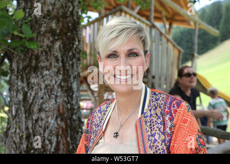 Bad Kleinkichheim, Österreich. 26. Juli, 2019. Geraldine Olivier auf die Künstler treffen am Rande der Open Air Veranstaltung "Wenn die Musi spielt". Credit: Bodo Schackow/dpa/Alamy leben Nachrichten Stockfoto