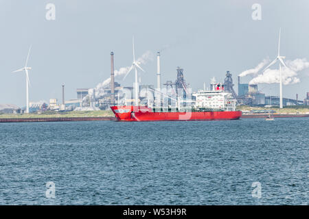 Von Tata Steel IJmuiden arbeitet, ist an der Nordseeküste der Niederlande Stockfoto