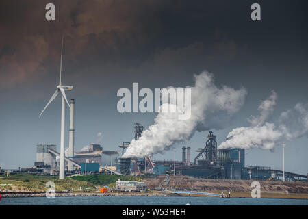 Von Tata Steel IJmuiden arbeitet, ist an der Nordseeküste der Niederlande Stockfoto