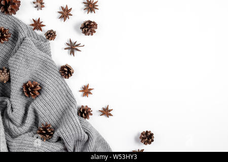 Mit Kegel, Pullover auf weißem Hintergrund Arbeitsbereich. Kreative Komposition. Herbst oder Winter Konzept. Flach, Ansicht von oben Stockfoto