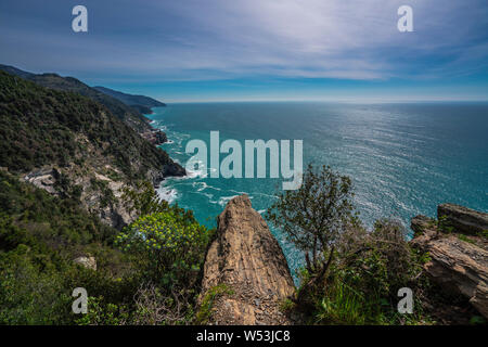 Landschaft von Vernazza Dorf von der Spitze des Hügels in Cinque Terre, Italien Stockfoto