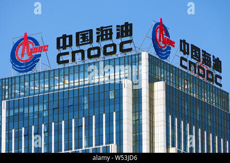 ---- Repräsentant von Cnooc (China National Offshore Oil Corporation) ist auf dem Dach eines Gebäudes in Ji'nan Stadt angezeigt,'s East China Shandong Stockfoto