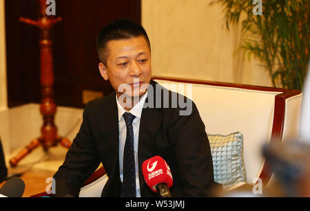 ---- Shu Yuhui, Gründer und Chairman von Quanjian Gruppe, wird dargestellt, bei einem Interview in Tianjin, China, 27. Februar 2017. China's Top politische Ad Stockfoto