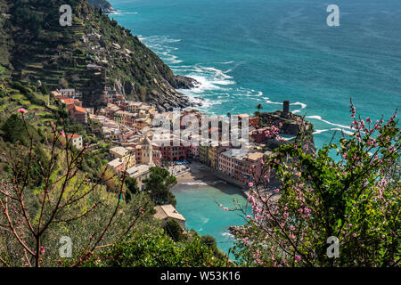 Landschaft von Vernazza Dorf von der Spitze des Hügels in Cinque Terre, Italien Stockfoto