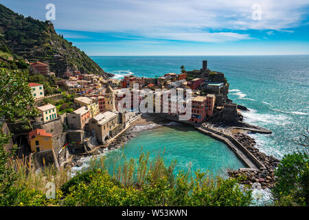 Landschaft von Vernazza Dorf von der Spitze des Hügels in Cinque Terre, Italien Stockfoto