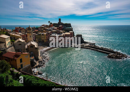 Landschaft von Vernazza Dorf von der Spitze des Hügels in Cinque Terre, Italien Stockfoto