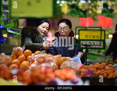 ---- Ein Kunde Geschäfte für Früchte in einem Supermarkt in Fuyang Stadt, im Osten der Provinz Anhui in China, 10. Januar 2019. China kann die Vereinigten Sta überholen Stockfoto