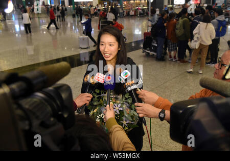 Hong Kong Fechter Vivian Kong Mann Wai erhält ein Interview nach dem Internationalen Flughafen Hong Kong in Hong Kong, China ankommen, 16. Januar 2019. Stockfoto
