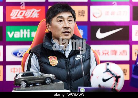 Head Coach Jia Xiuquan der nationalen chinesischen Women's Football Team besucht eine Pressekonferenz für die CFA-Team China's International Frauen Fußball-Tour Stockfoto