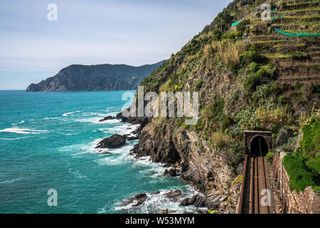 Landschaft von Vernazza Dorf von der Spitze des Hügels in Cinque Terre, Italien Stockfoto