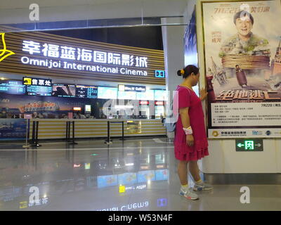 ---- Eine Chinesische filmgoer schaut auf ein Plakat des Films kiptrace" in einem Kino von Shanghai Omnijoi International Cinema in Kunshan City, Central Chi Stockfoto