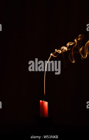 Die Kerze mit Rauch durchgebrannt Stockfoto