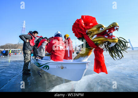 Die anwohner nehmen Sie Teil in einem Ice Dragon Boat Race auf dem gefrorenen Fluss Hunhe in Shenyang City, im Nordosten der chinesischen Provinz Liaoning, 26. Januar 2019. Stockfoto